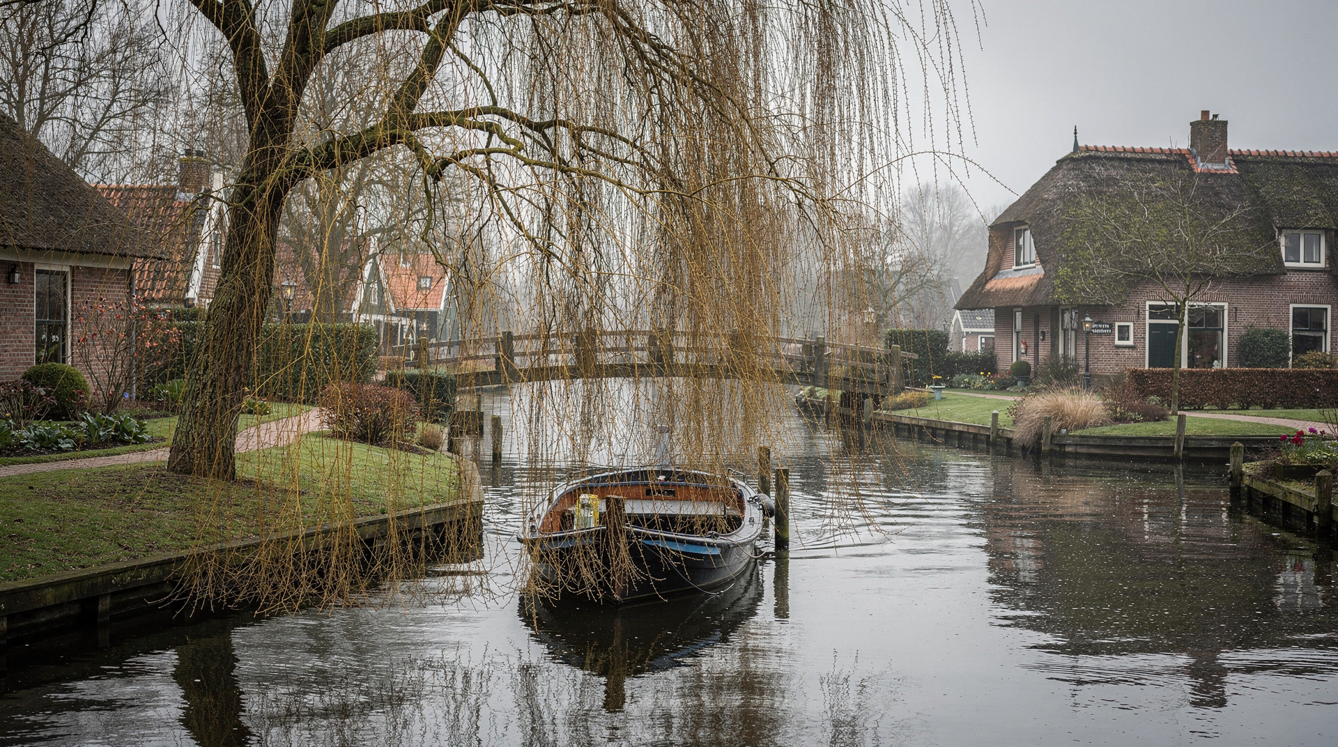 Giethoorn in winter: what happens when the tour buses go home