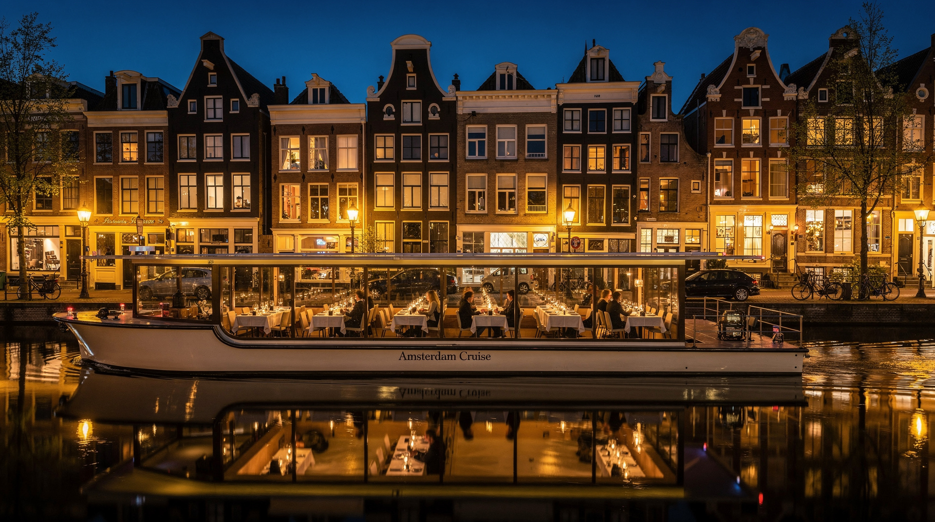 Dinner cruises in Amsterdam: honest guide to what is worth booking