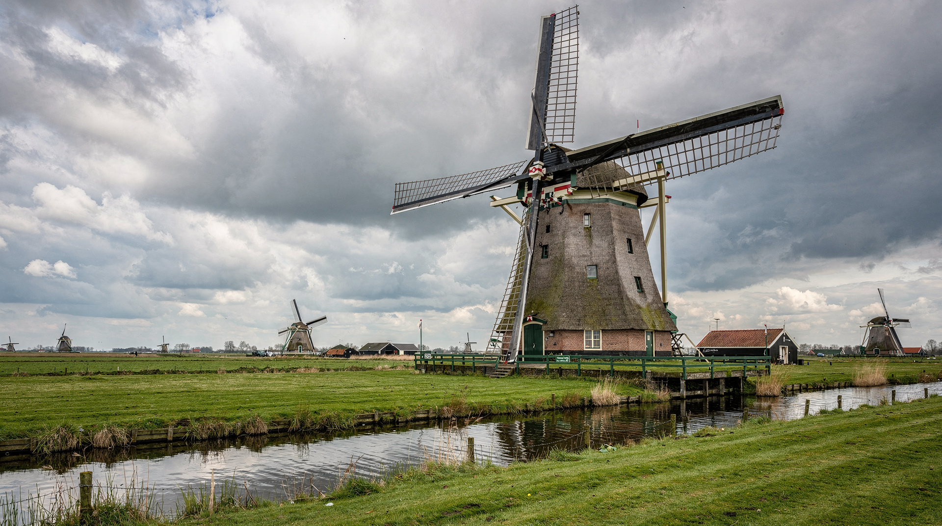 Windmills near Amsterdam: where to see them and what they mean